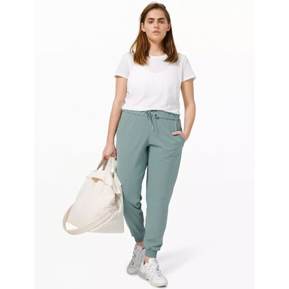 Lululemon On My Level Bag 2.0 19L Beige OS - Picture 2 of 13